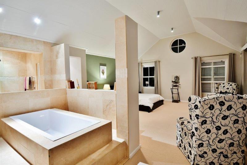 5 Bedroom Property for Sale in Hillcrest Western Cape